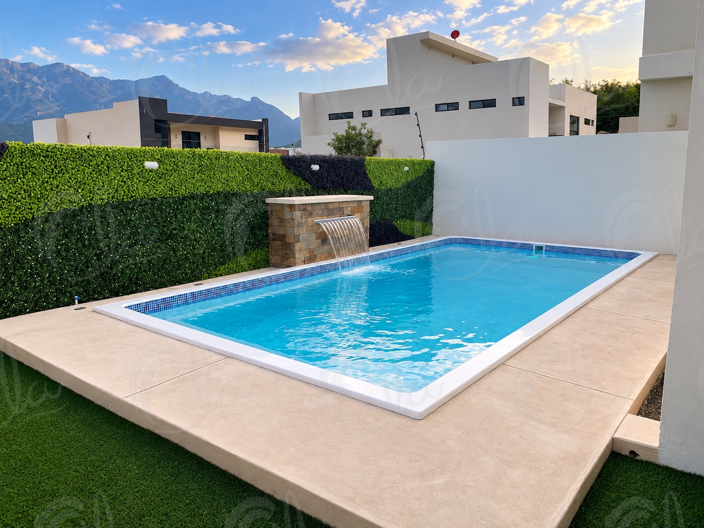 Alberca rectangular con agua azul y cascada, rodeada de un patio claro y muro verde