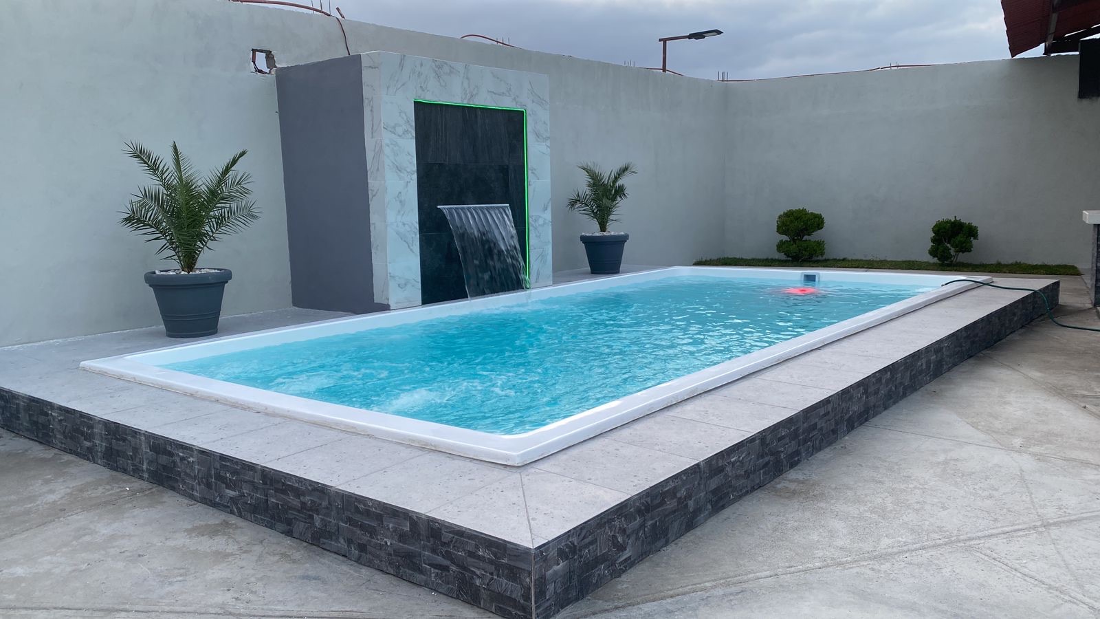 Alberca Artemisa instalada en un proyecto real de Ola Piscinas